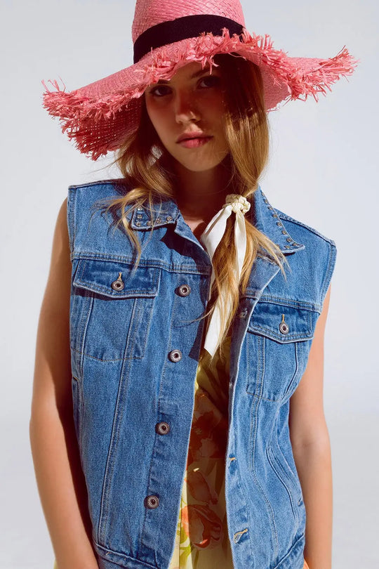 Q2 gilet en denim légèrement délavé avec détails en strass sur le col