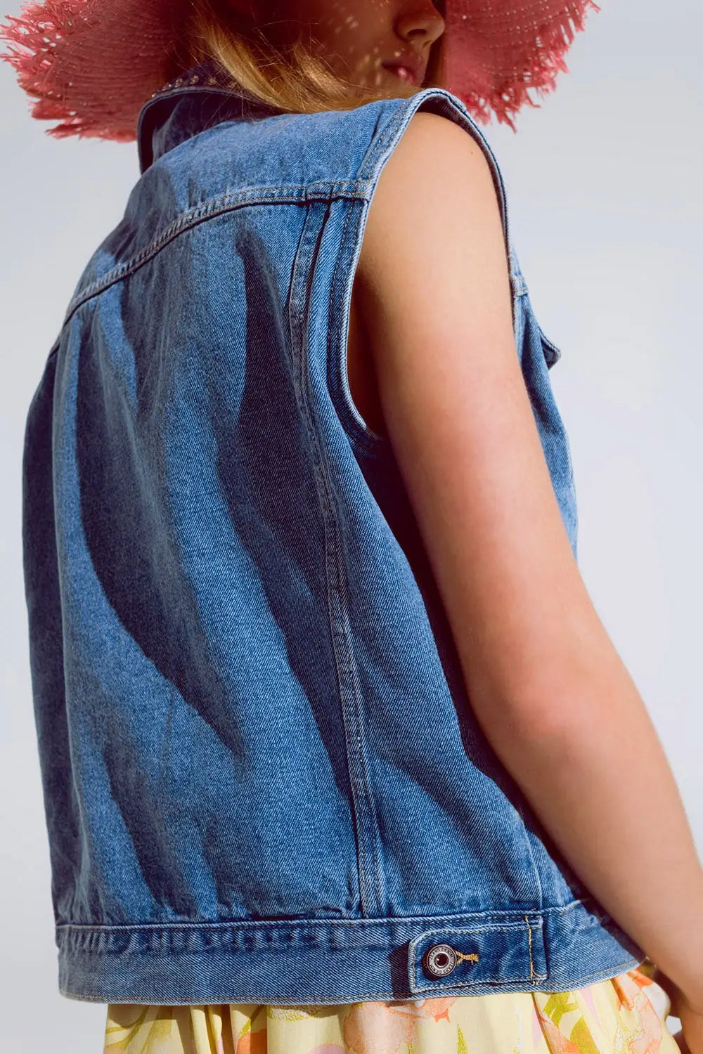 gilet en denim légèrement délavé avec détails en strass sur le col - Vestes