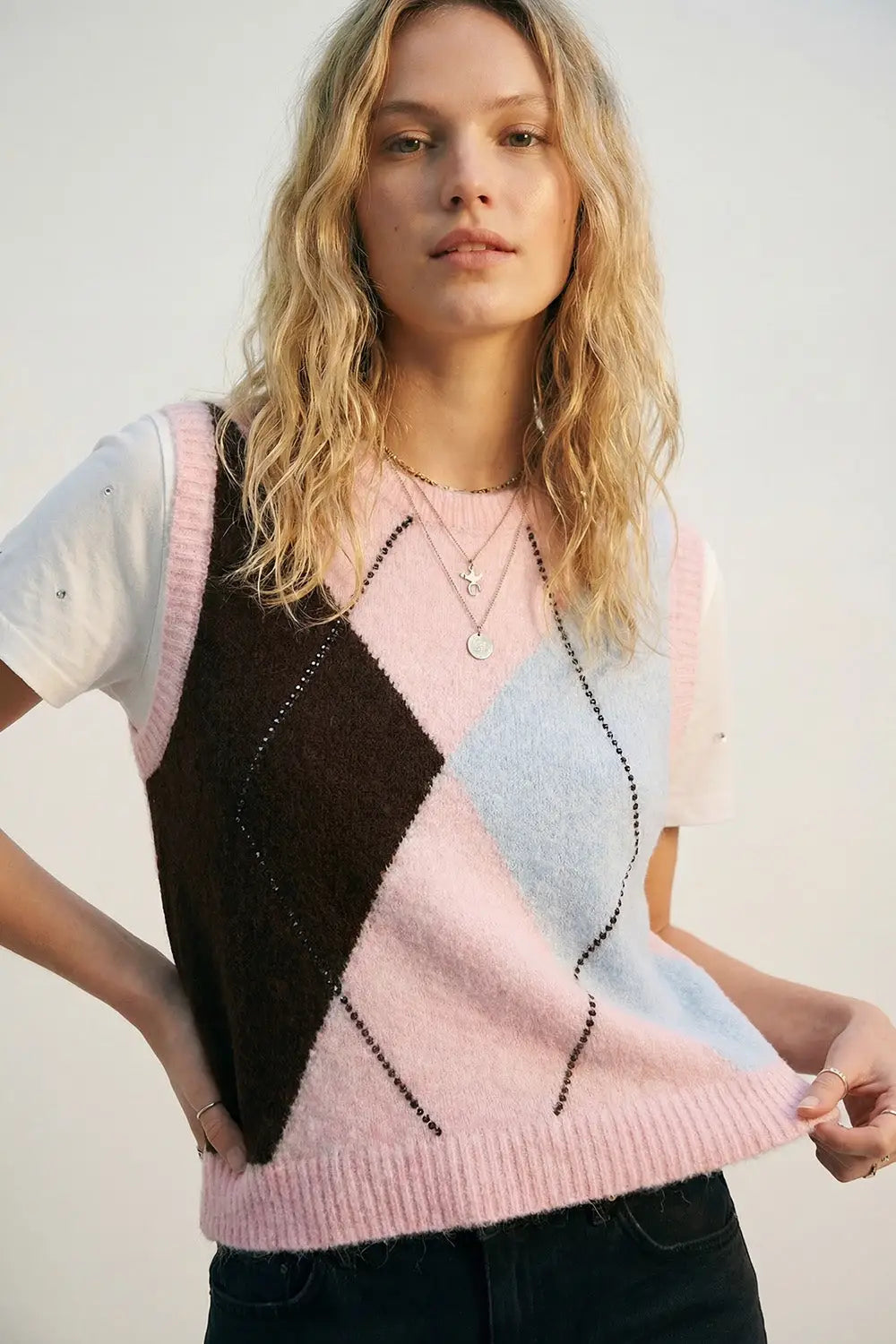 Q2 Gilet en maille duveteuse à motif losanges avec détails de clous métalliques rose