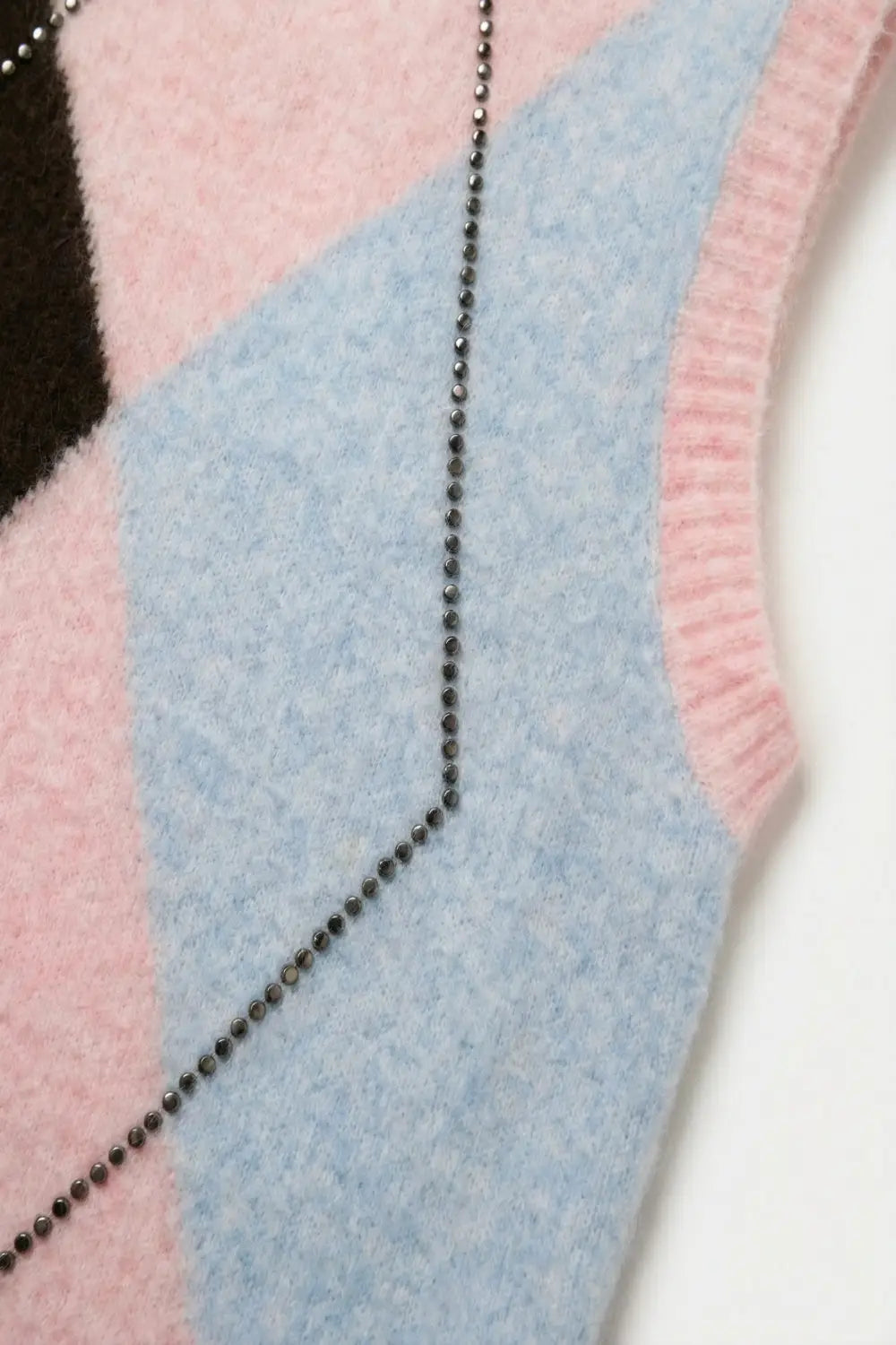 Gilet en maille duveteuse à motif losanges avec détails de clous métalliques rose - One Size / rose - Pulls