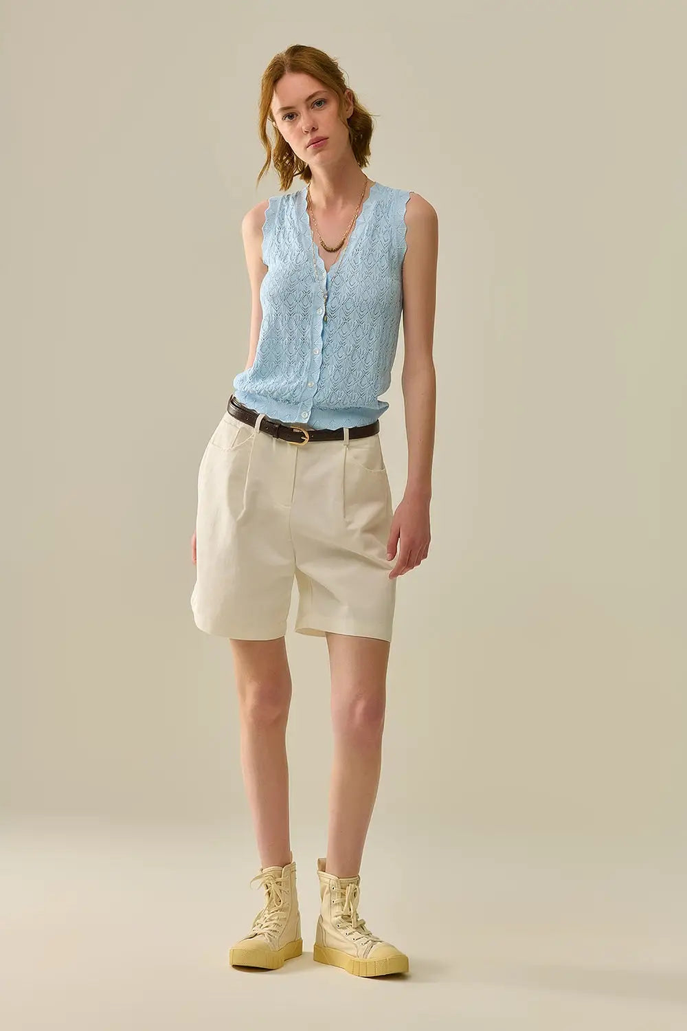 Gilet en maille pointelle avec bords festonnés en bleu bébé - One Size / bleu