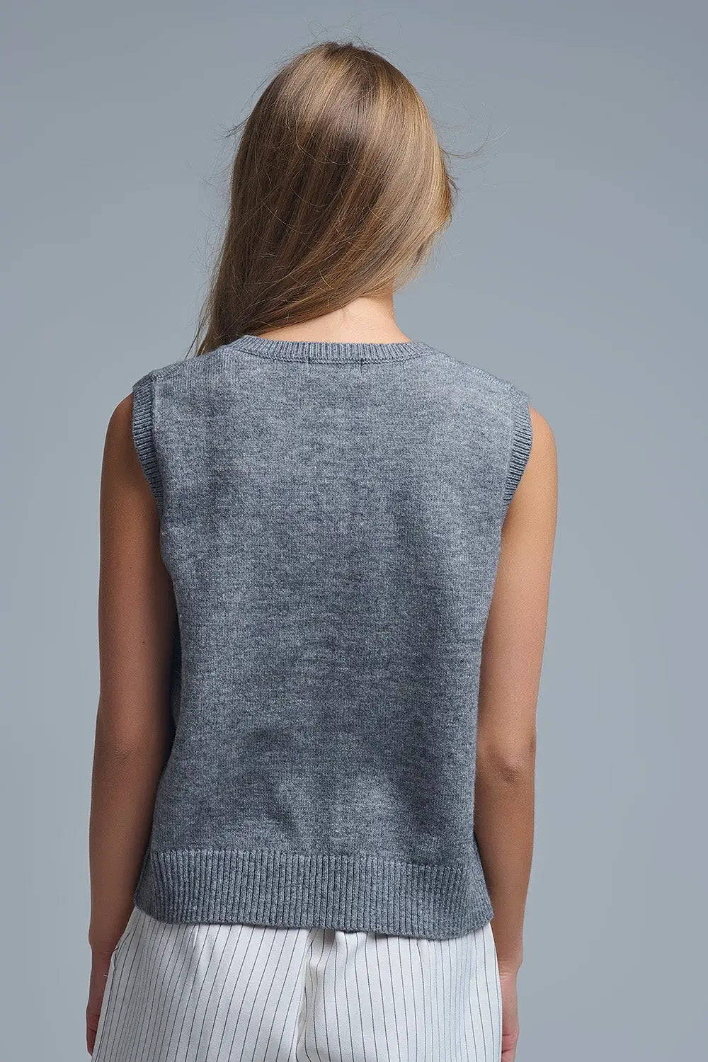 Gilet tricoté à col ras du cou et à boutons métalliques en gris - Pulls