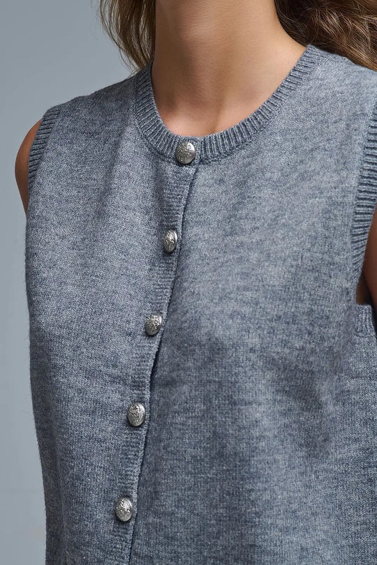 Gilet tricoté à col ras du cou et à boutons métalliques en gris - Pulls