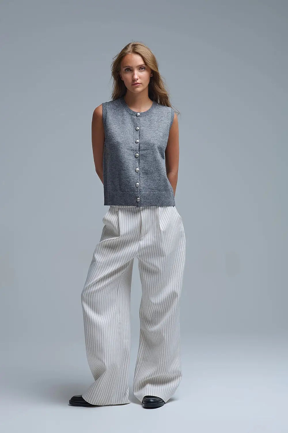Gilet tricoté à col ras du cou et à boutons métalliques en gris - Pulls