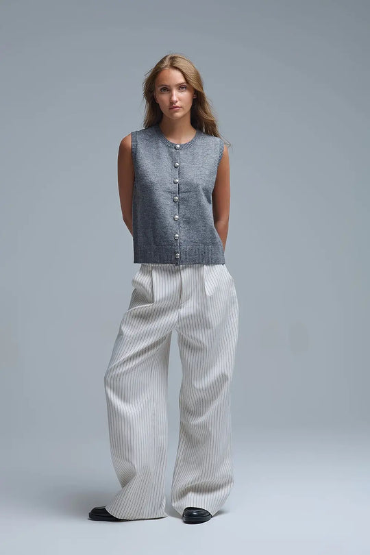 Gilet tricoté à col ras du cou et à boutons métalliques en gris - Pulls