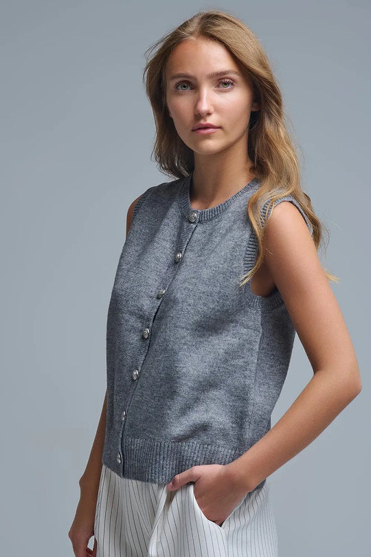 Gilet tricoté à col ras du cou et à boutons métalliques en gris - Pulls