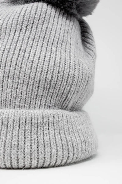 Gray knitted hat with pompom - One Size / Grey