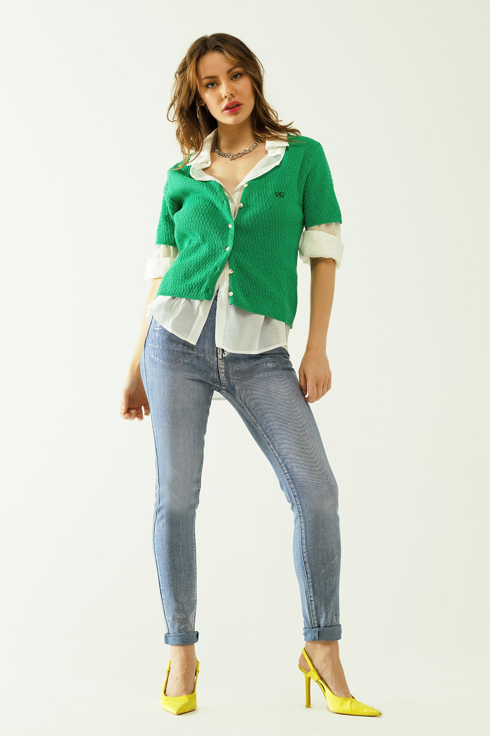 Green cardigan with short sleeves and front closure with button