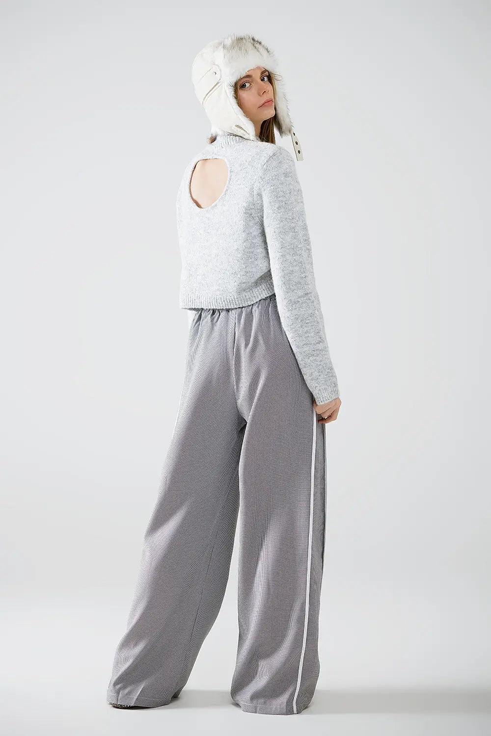 Grey jersey with long sleeves and open back detail - Sweaters