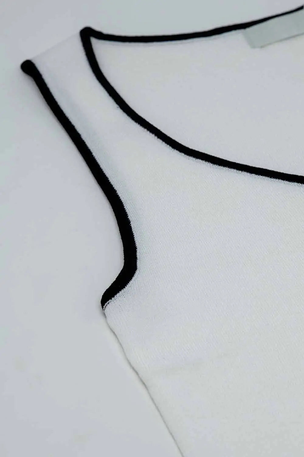 Haut blanc sans manches avec encolure ras du cou et bordure noire - Pulls
