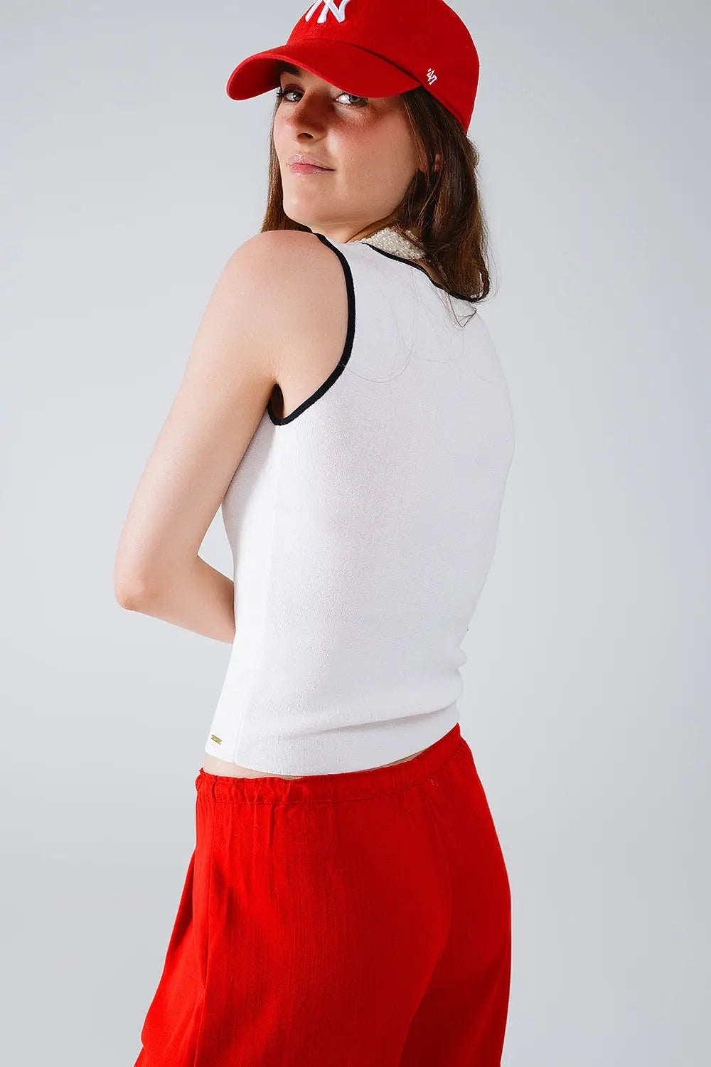 Haut blanc sans manches avec encolure ras du cou et bordure noire - Pulls