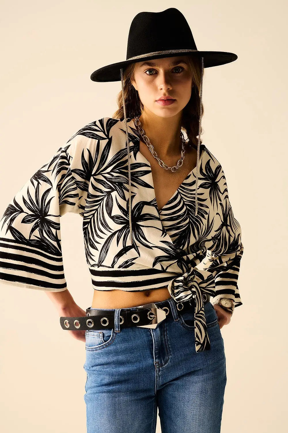 Haut court en blanc avec motif tropical en noir - Tee-Shirt