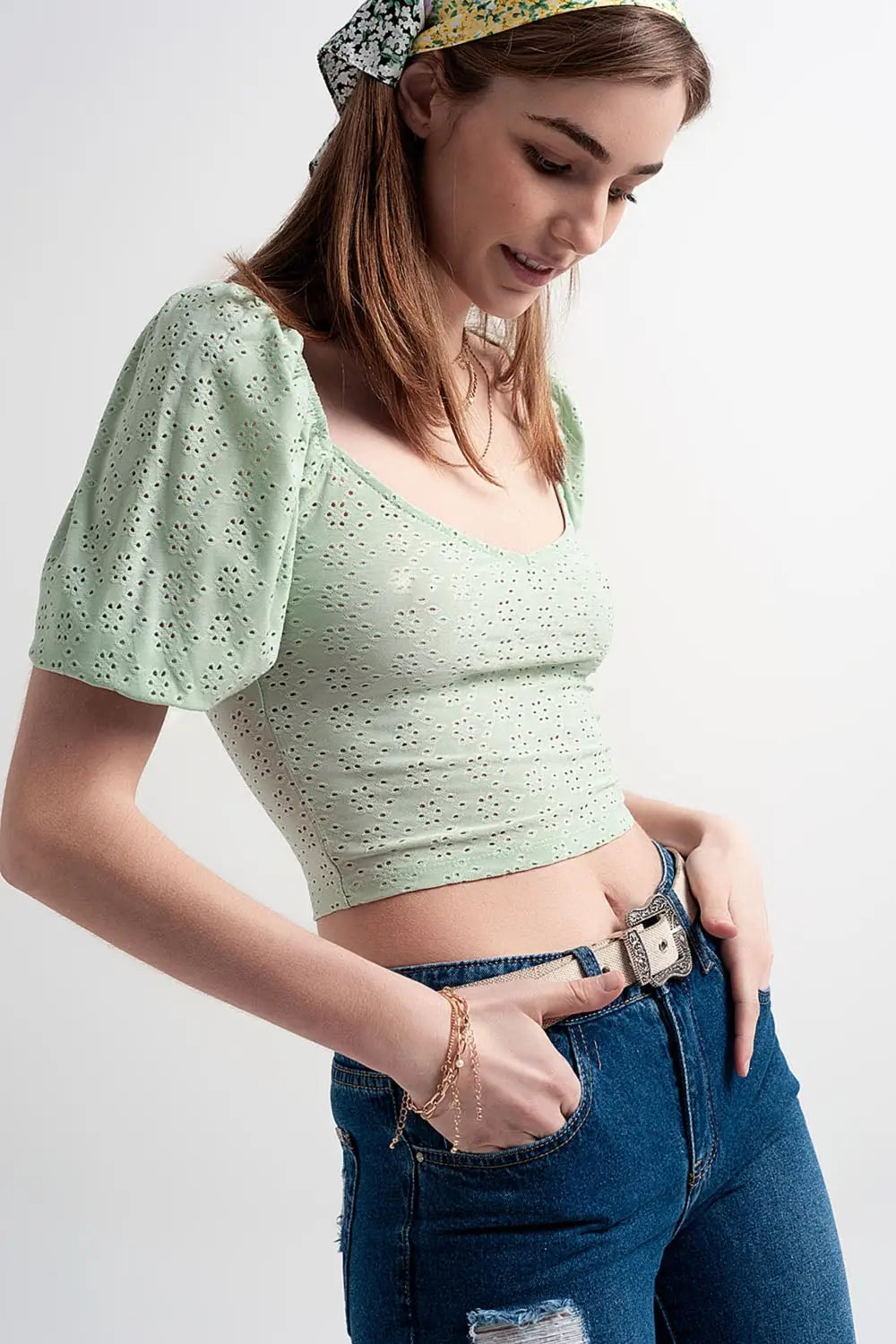 Q2 Haut court vert en tissu batiste et manches bouffantes