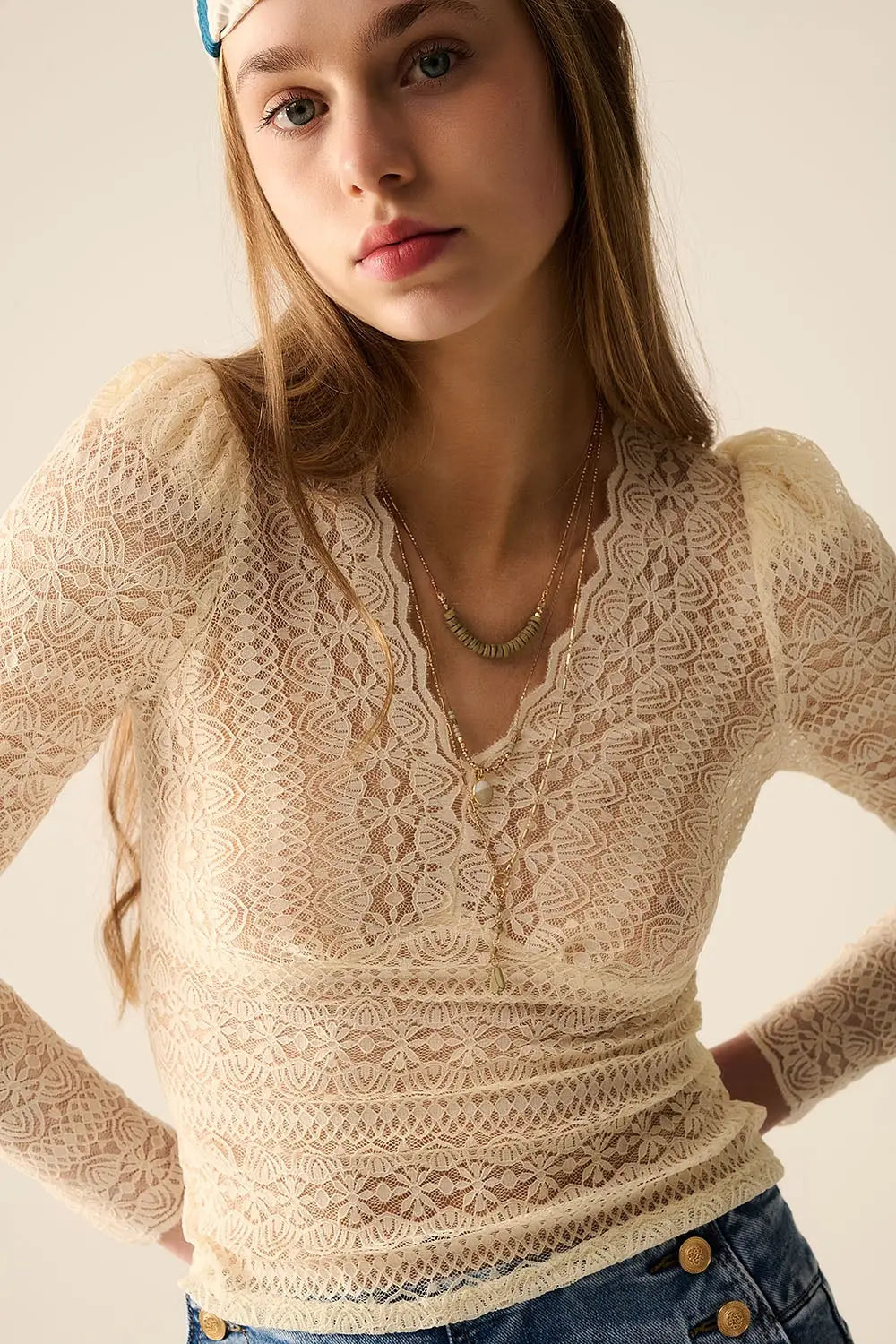 Haut romantique en dentelle à col en V avec manches longues en beige - Tops