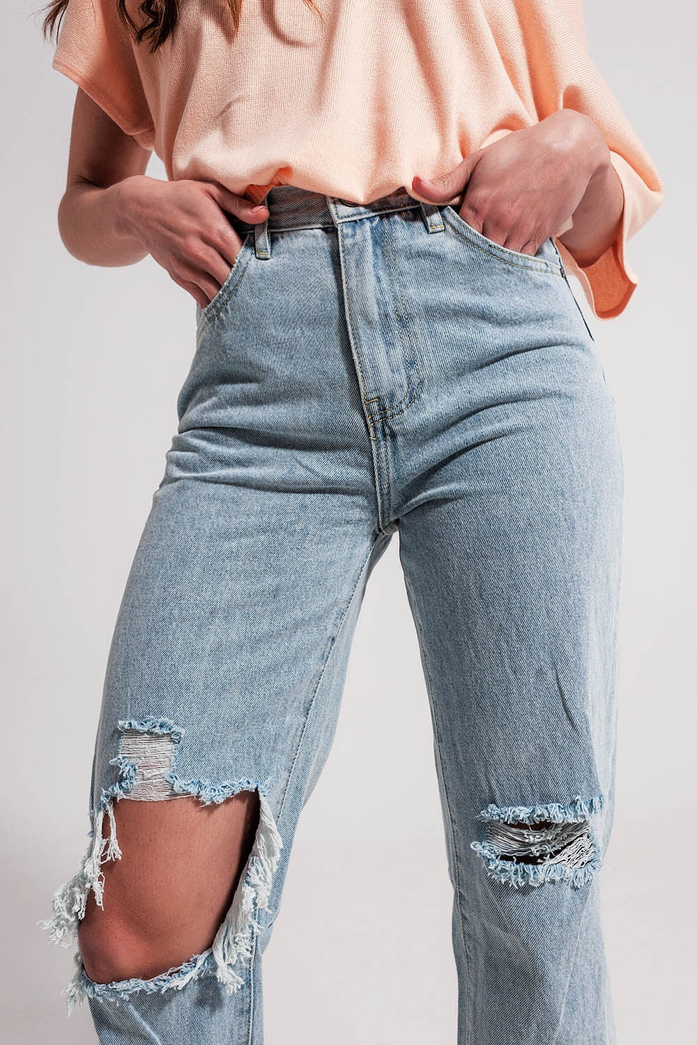 High rise mom jeans in lightwash with rips