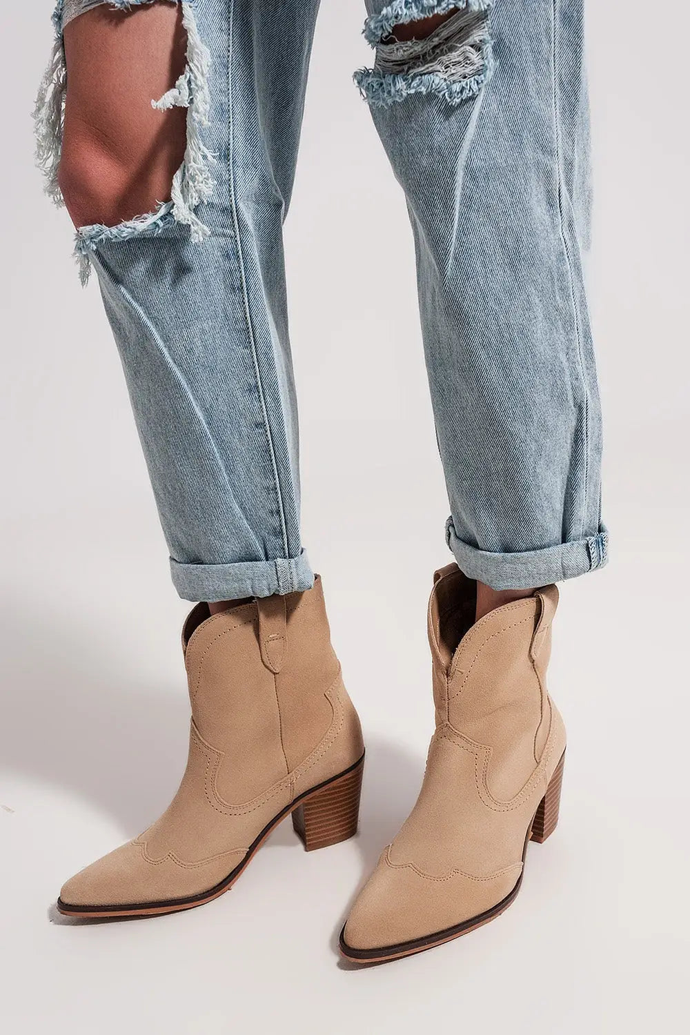 High rise mom jeans in lightwash with rips - Jeans