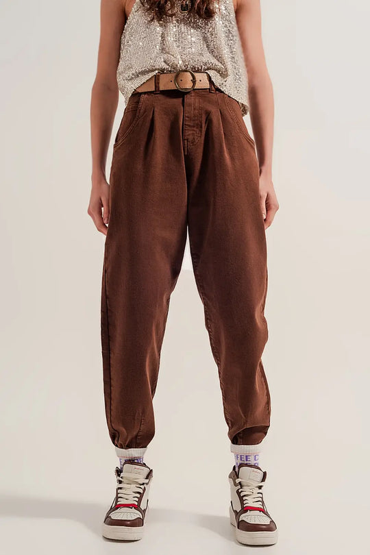 High rise mom jeans with pleat front in brown - Jeans