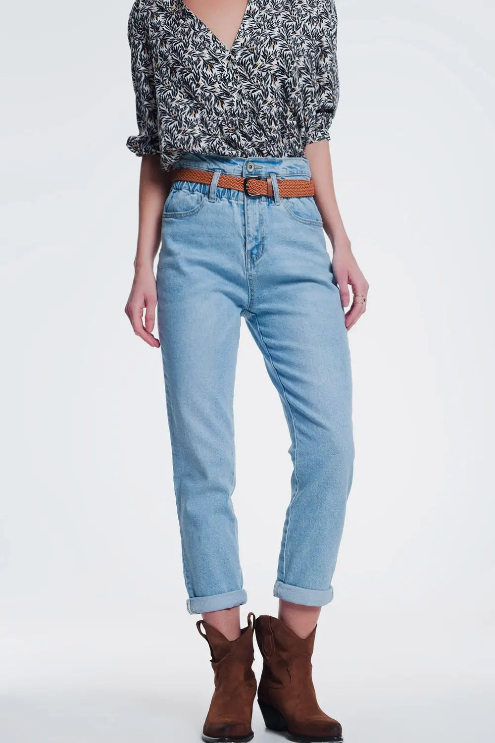 high waist mom jeans with belt in light denim - Jeans