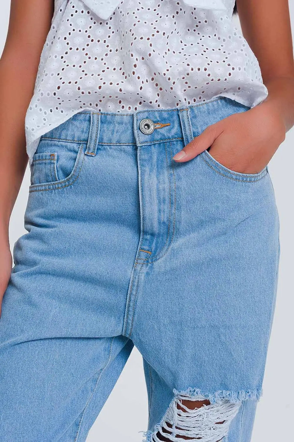 High waist mom jeans with busted knees in light denim - Jeans