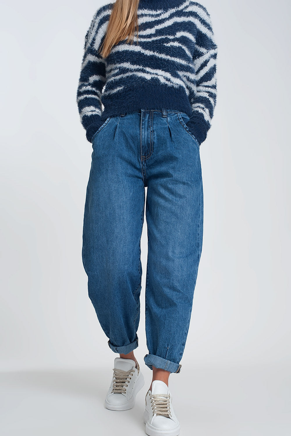 Q2 High waisted mom jeans with two ruffles in the waistline in dark wash blue