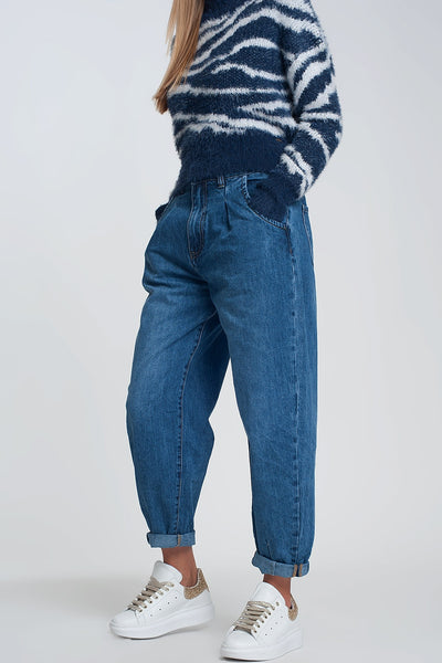 High waisted mom jeans with two ruffles in the waistline in dark wash blue