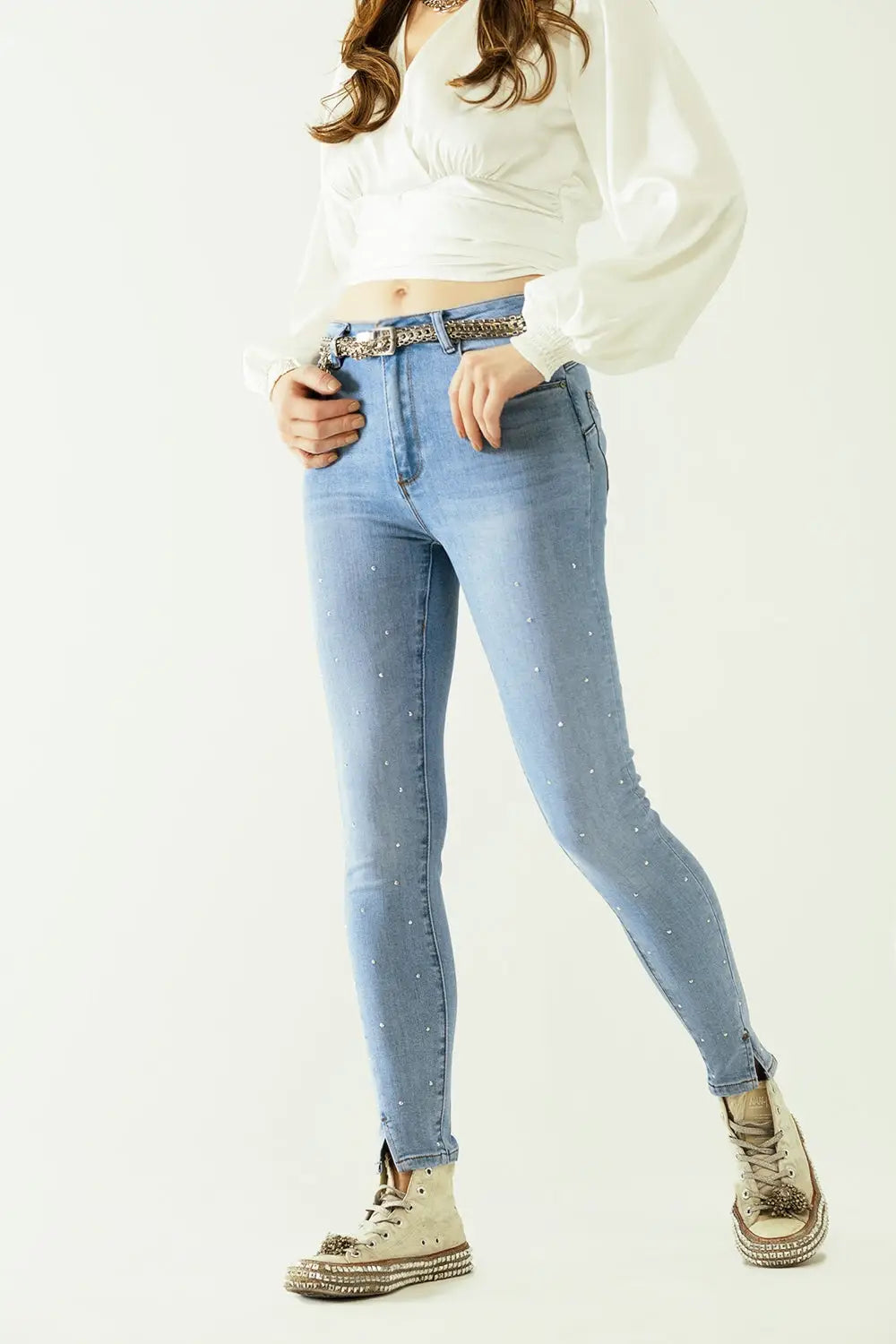 Jean à cinq poches avec détails brillants et fermeture sur le devant - Pantalons