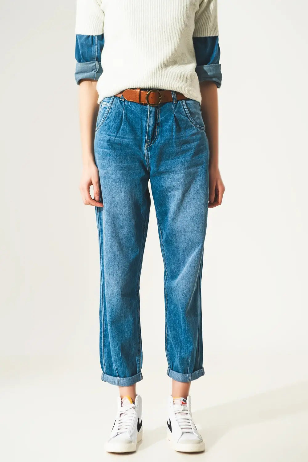 Q2 Jean à coupe droite avec pinces à la taille bleu moyen