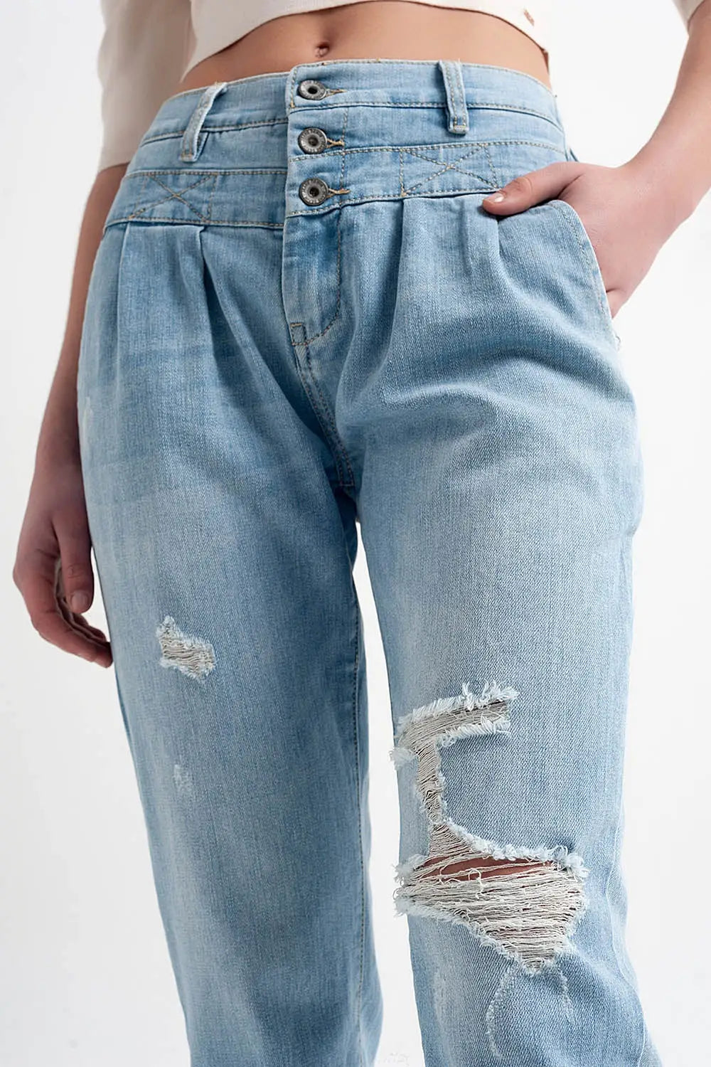 Jean à entrejambe bas en bleu délavé clair vintage avec déchirures - Pantalons