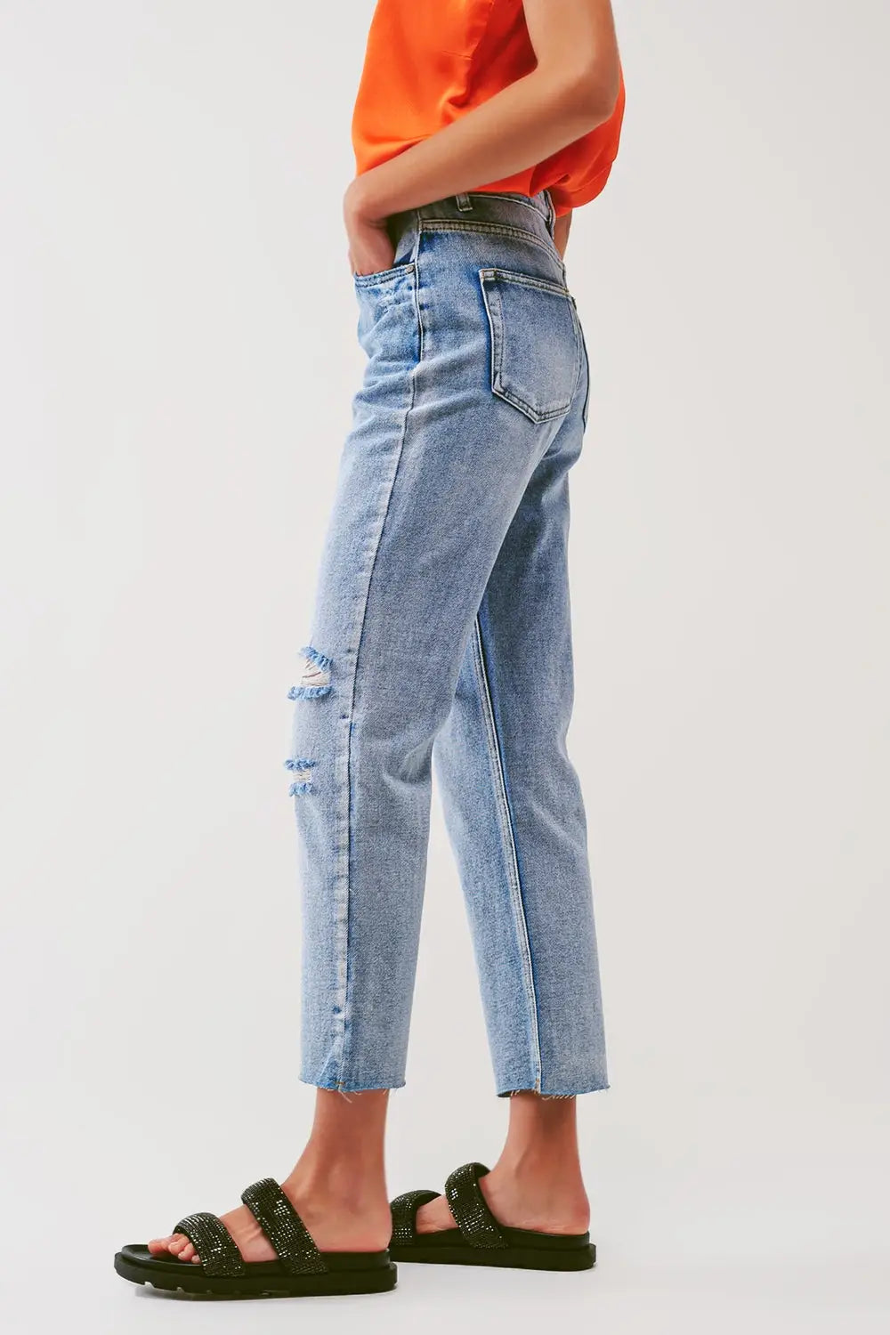 Jean à jambe droite avec boutons apparents et genoux déchirés en délavage léger - Pantalons