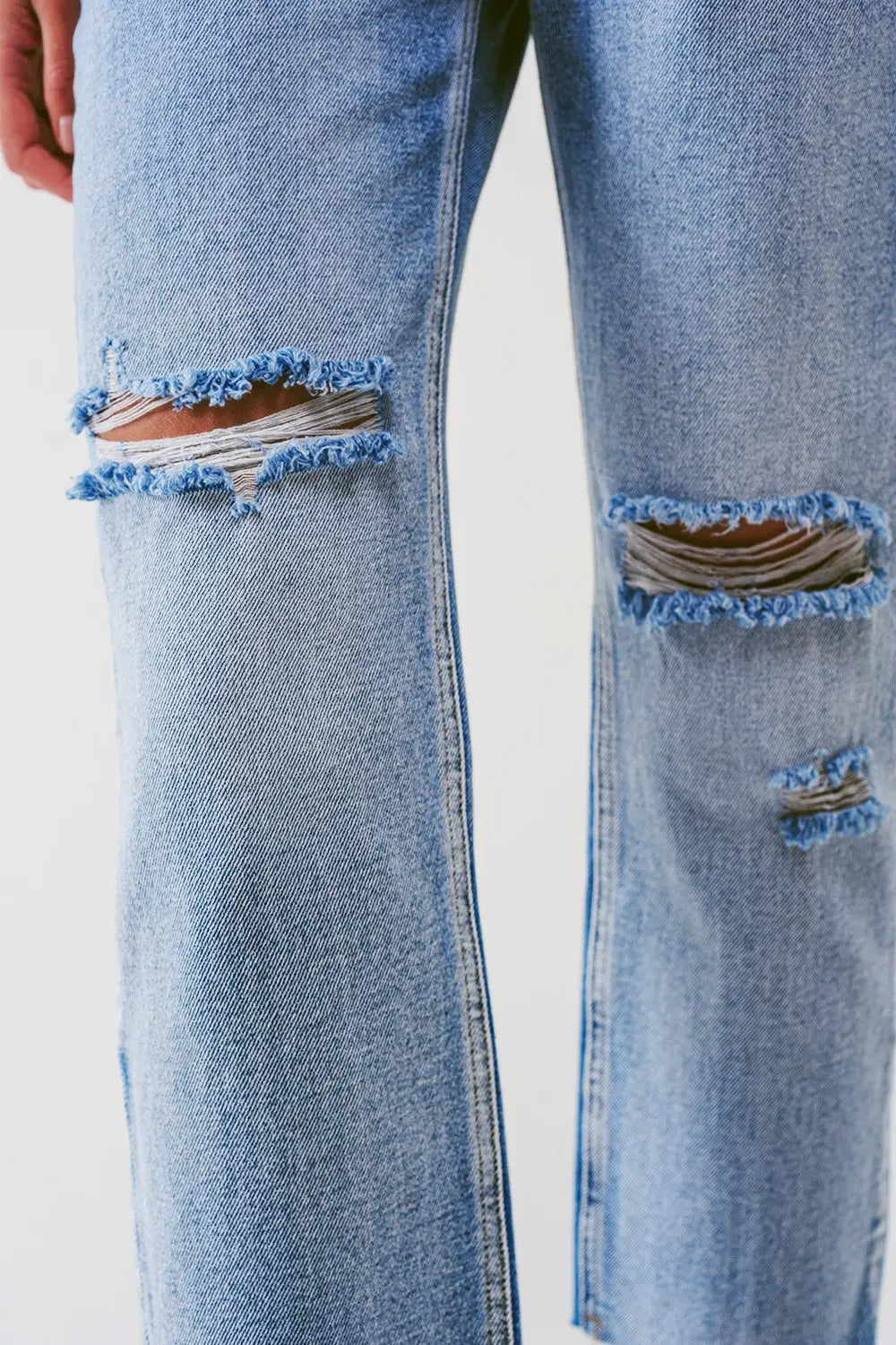 Jean à jambe droite avec boutons apparents et genoux déchirés en délavage léger - Pantalons
