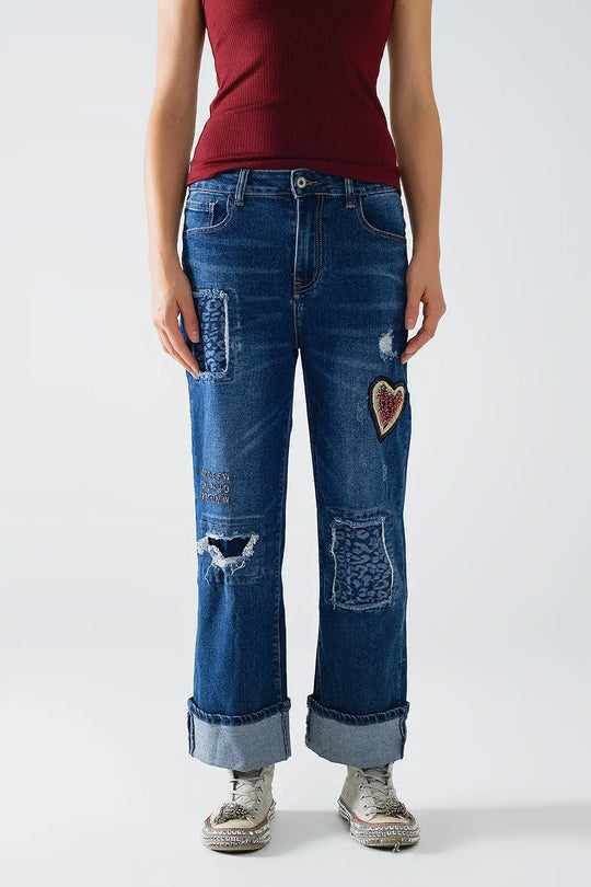 Q2 Jean à jambe large agrémenté de quelques patchs
