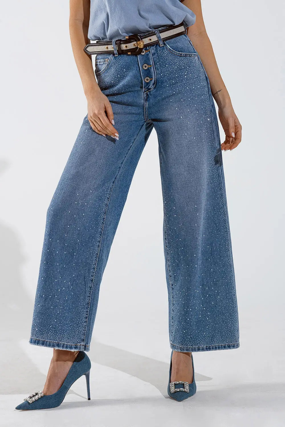Jean à jambe large avec boutons apparents et détails de stras délavage moyen - Pantalons