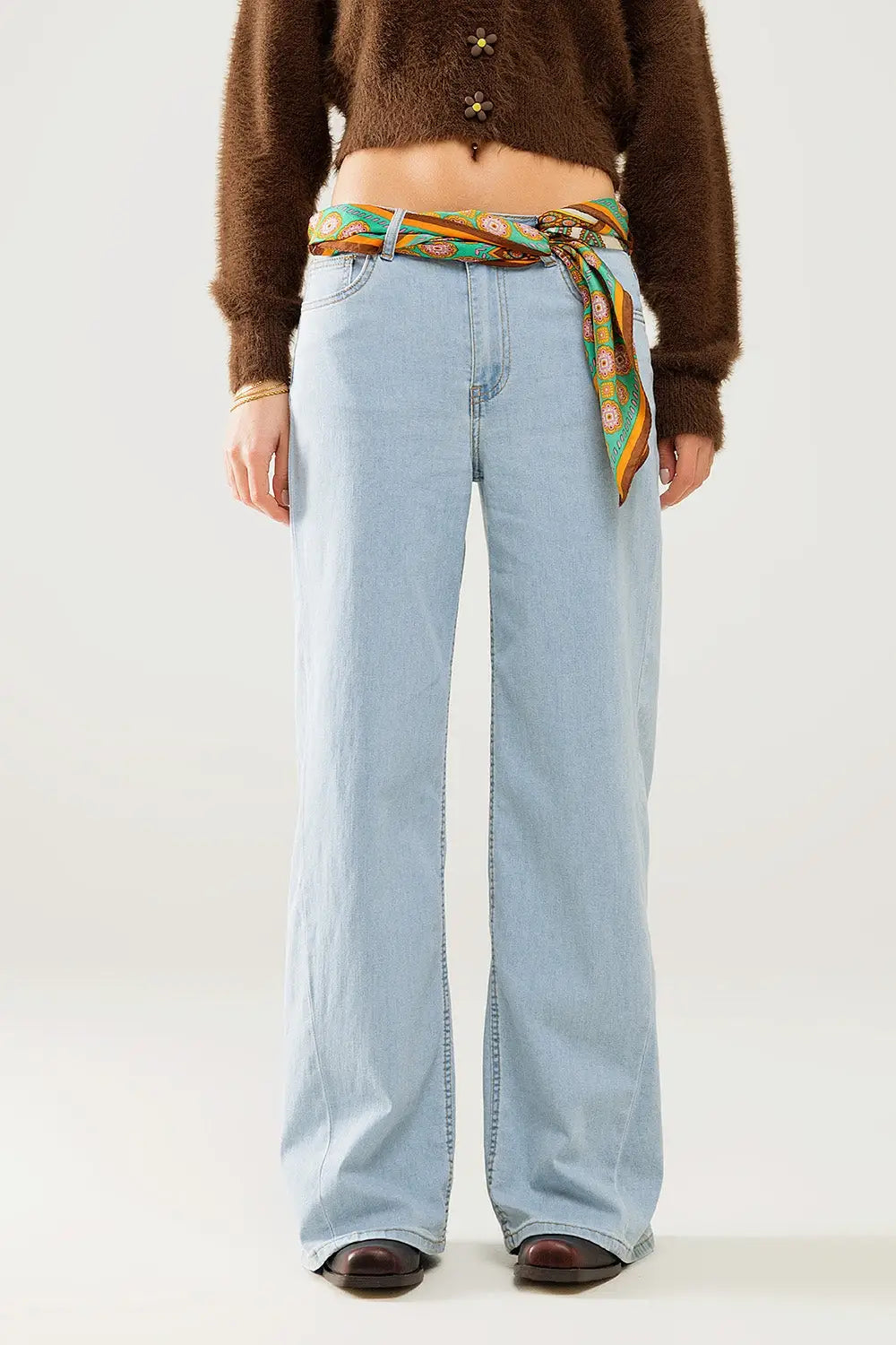 Q2 jean à jambe large en délavage léger avec couture latérale