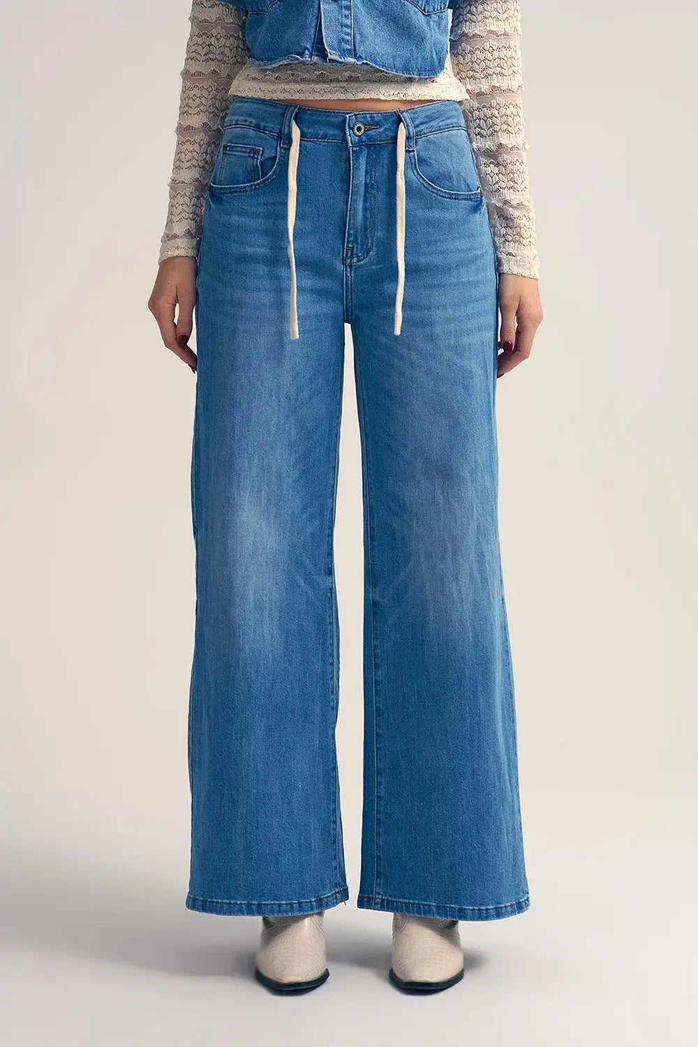 Q2 Jean à jambe large en délavage léger avec taille à cordon de serrage