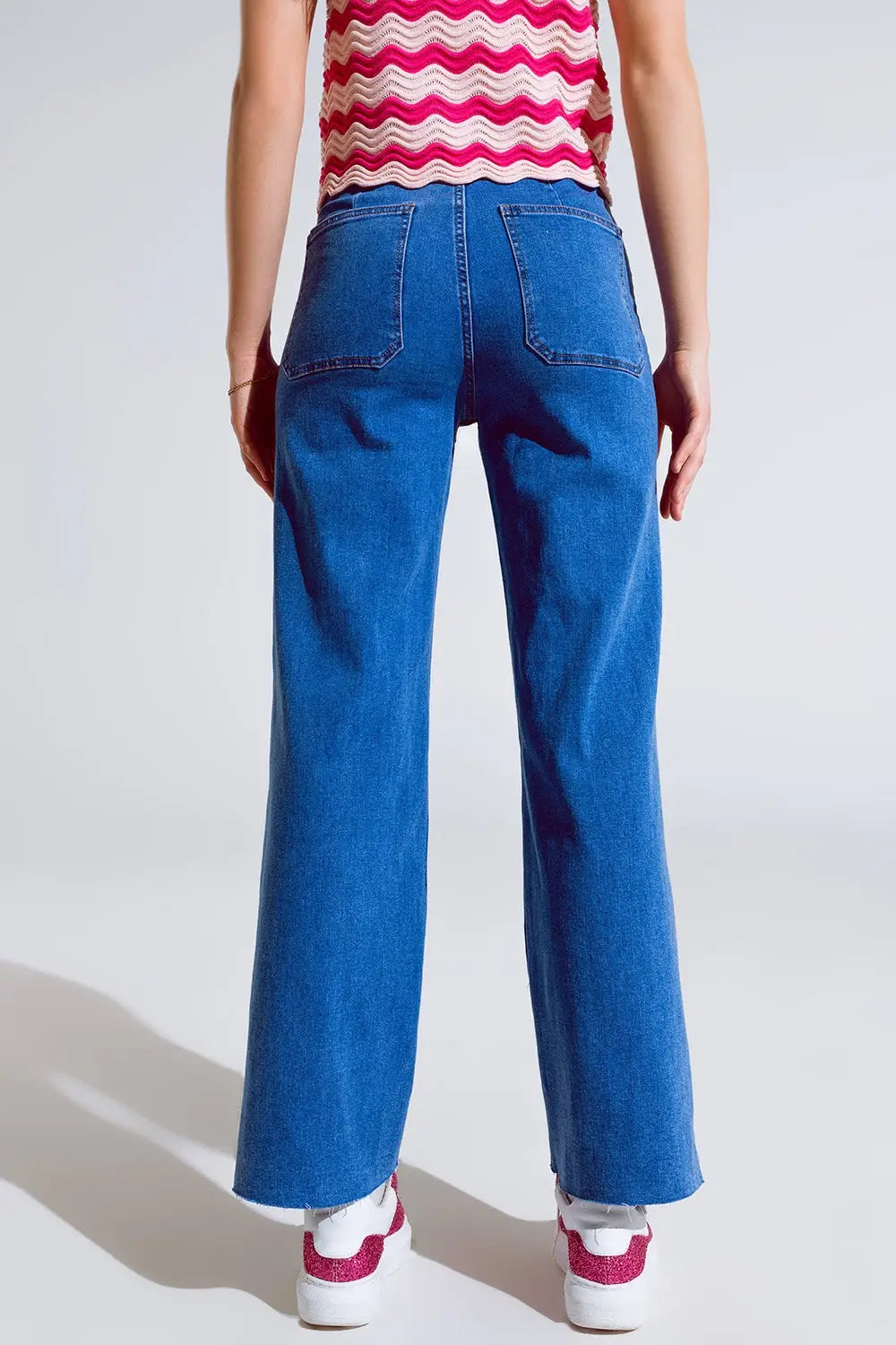 Jean à jambes droites avec poches sur le devant délavage moyen - Pantalons