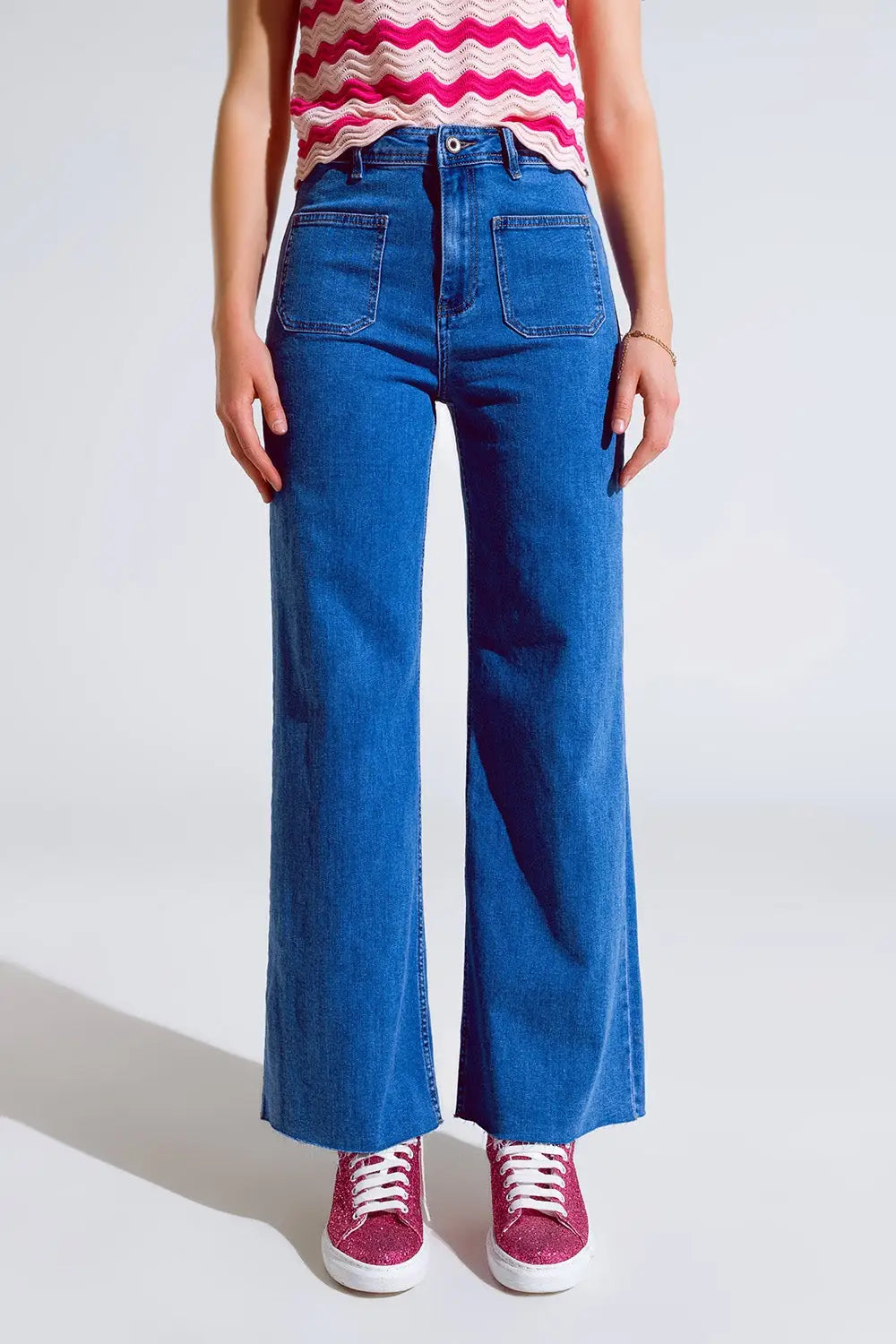 Q2 Jean à jambes droites avec poches sur le devant délavage moyen