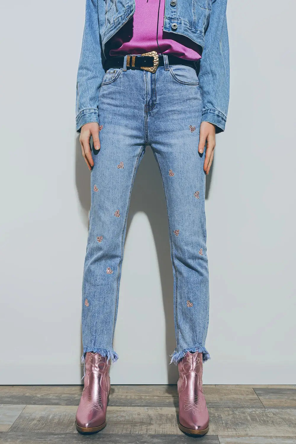 Jean à ourlet déchiré avec embellissement en forme de cœur en Moyen Wash - Pantalons