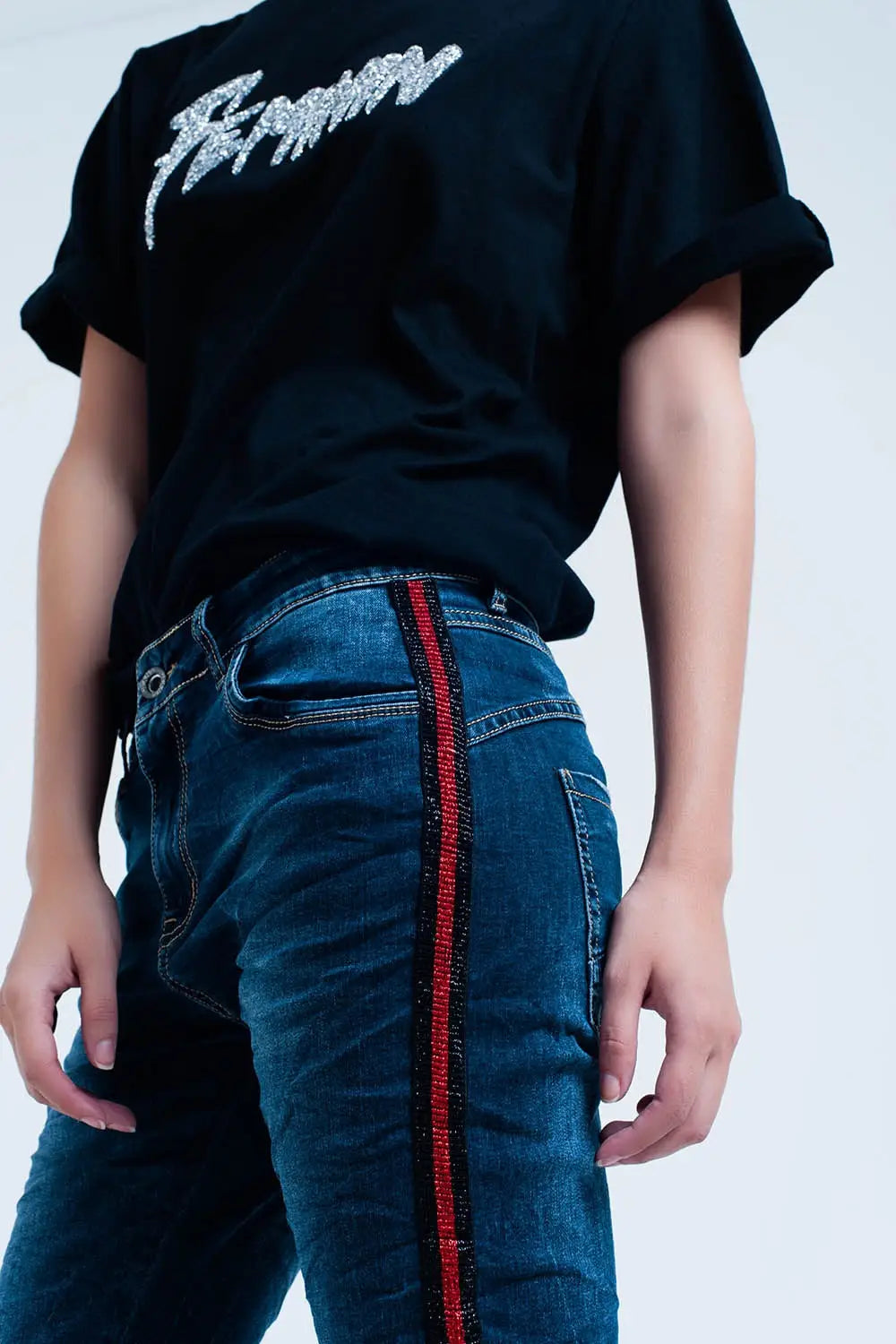 Q2 Jean bleu boyfriend  foncé avec bande latérale rouge