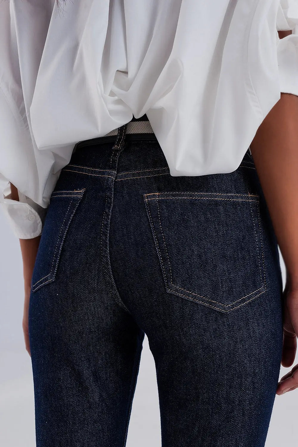 Jean bleu foncé avec taille haute et coutures contrastées - Pantalons