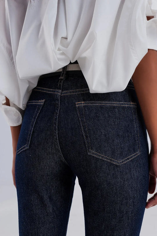 Jean bleu foncé avec taille haute et coutures contrastées - Pantalons