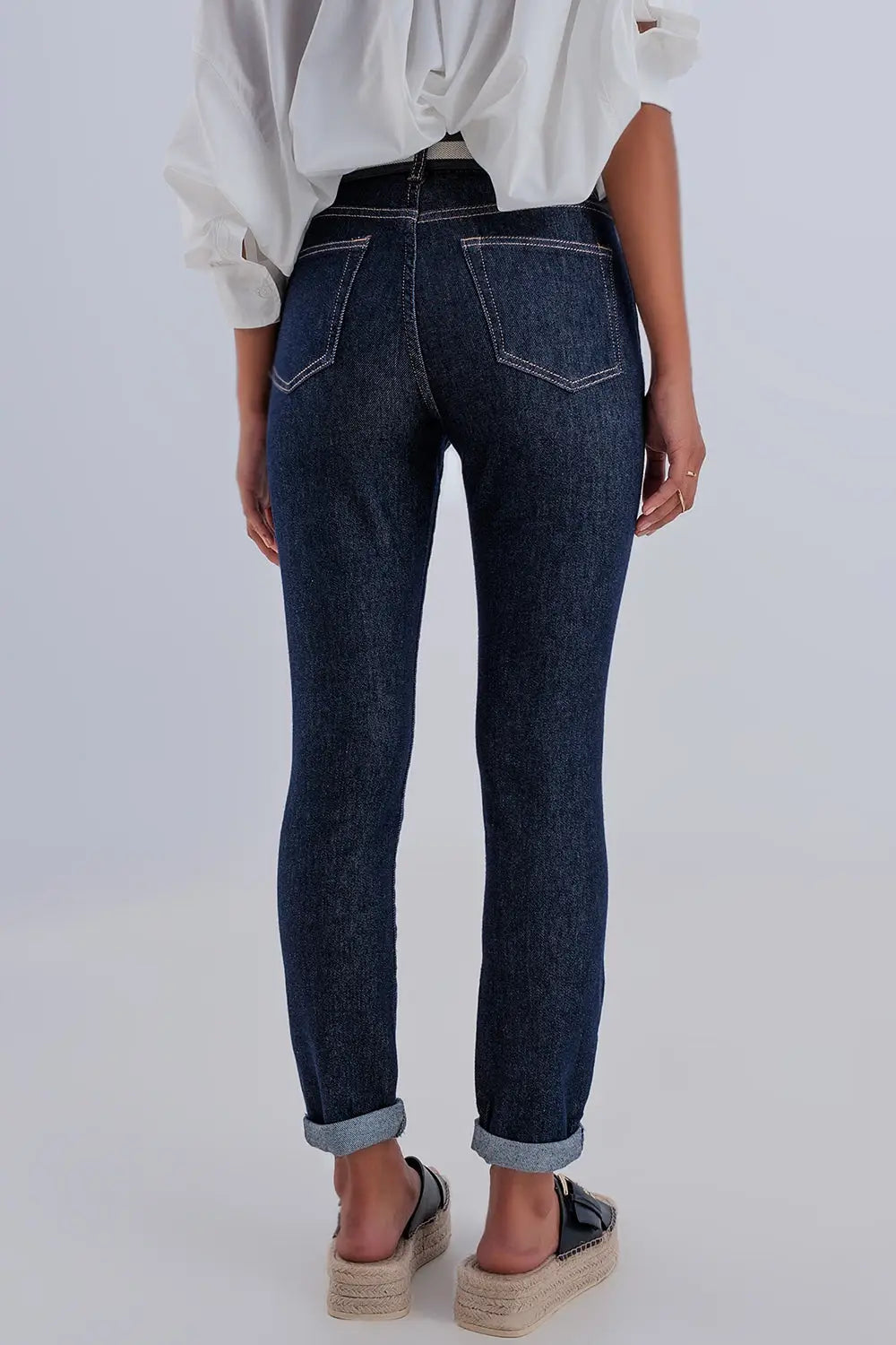 Jean bleu foncé avec taille haute et coutures contrastées - Pantalons