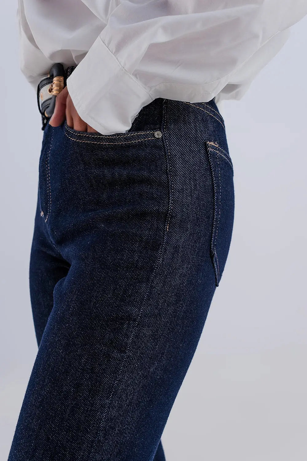 Jean bleu foncé avec taille haute et coutures contrastées - Pantalons