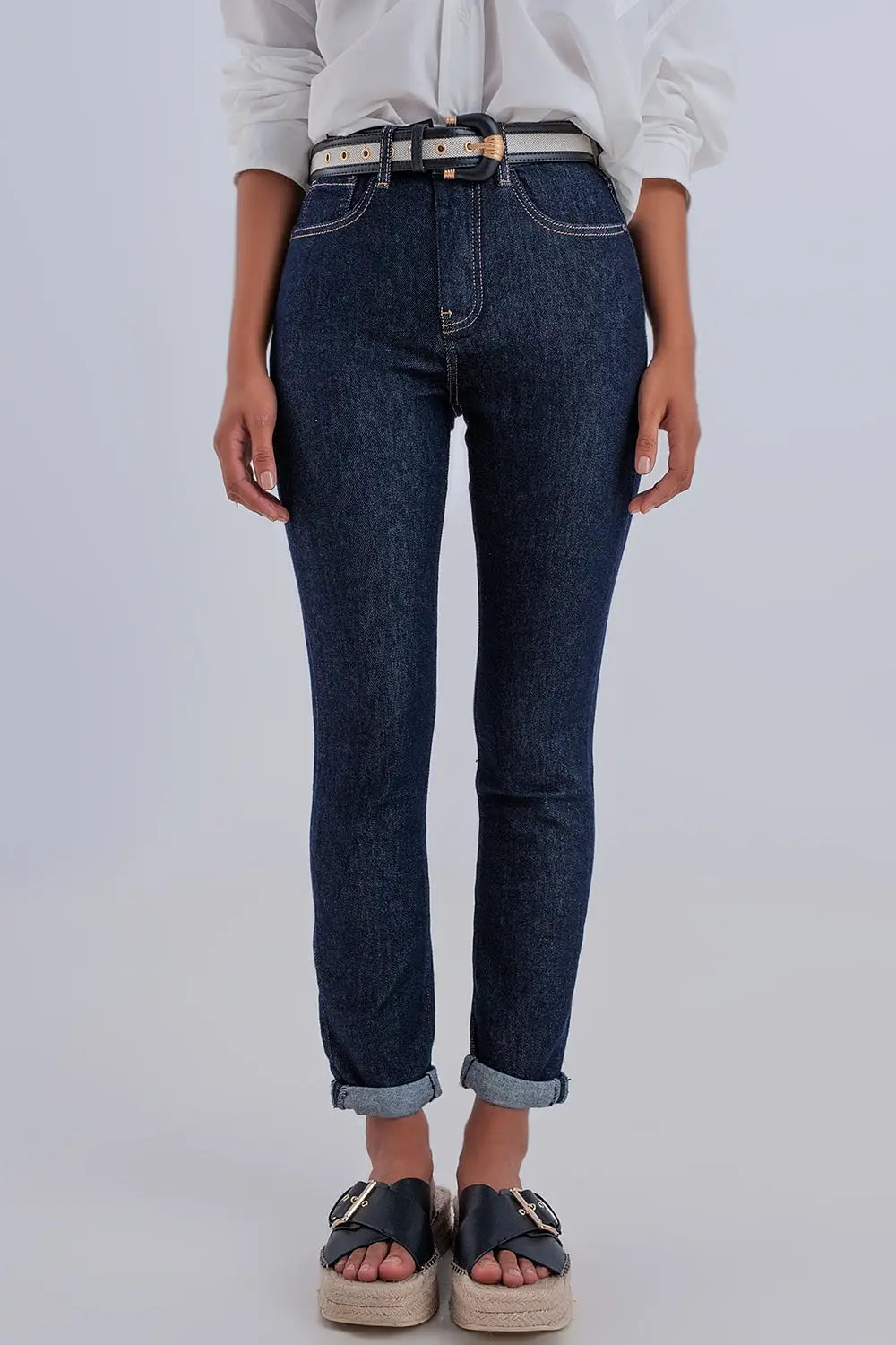 Q2 Jean bleu foncé avec taille haute et coutures contrastées