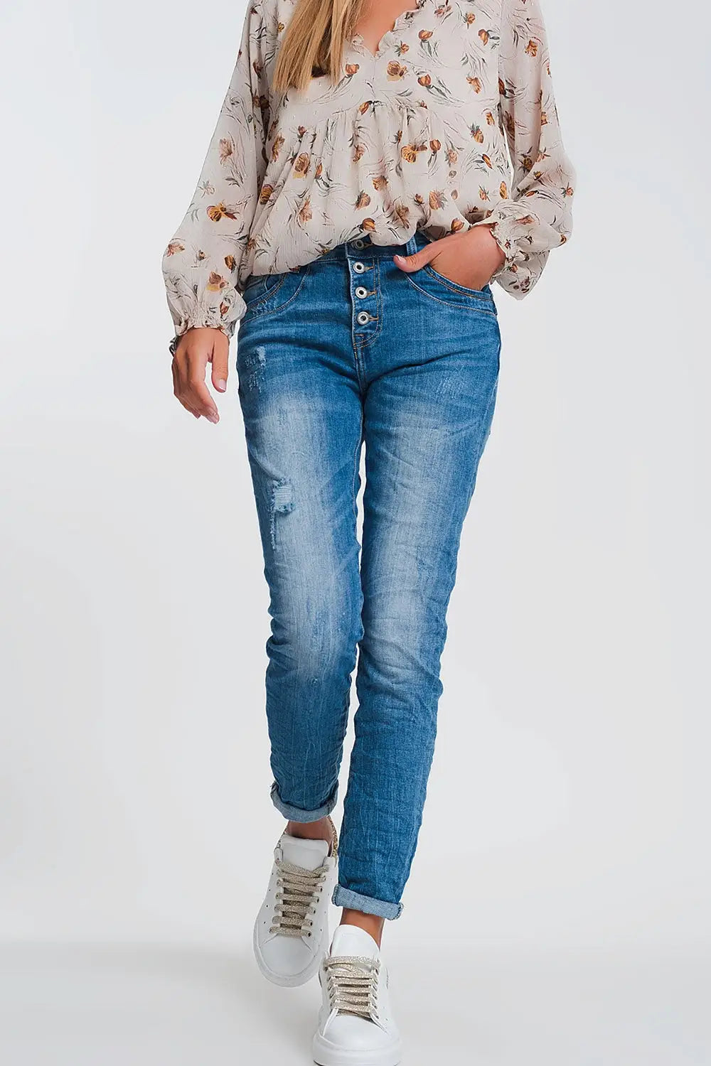 Q2 Jean boyfriend froissé en denim léger avec détails déchirés