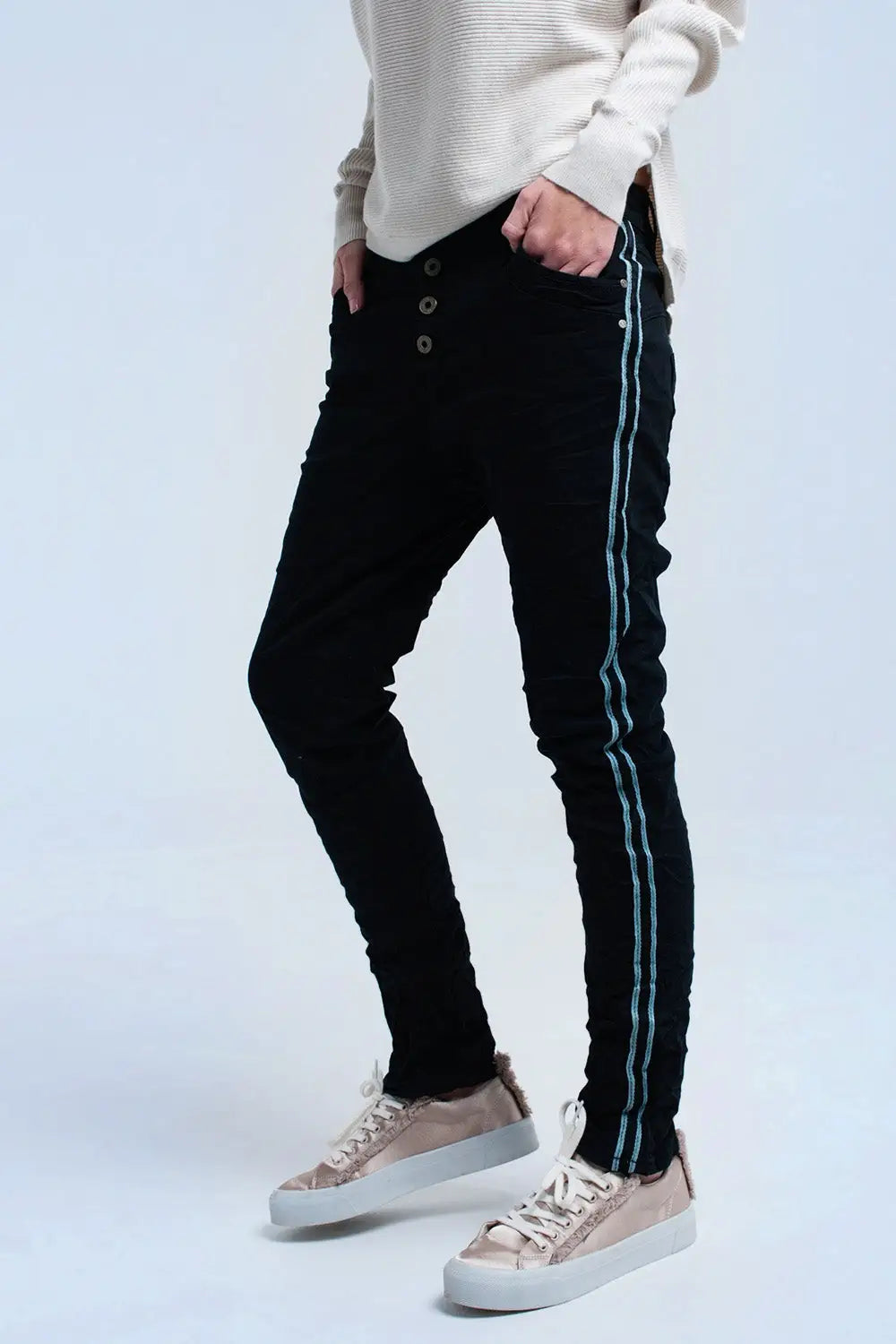 Q2 Jean boyfriend noir avec des boutons