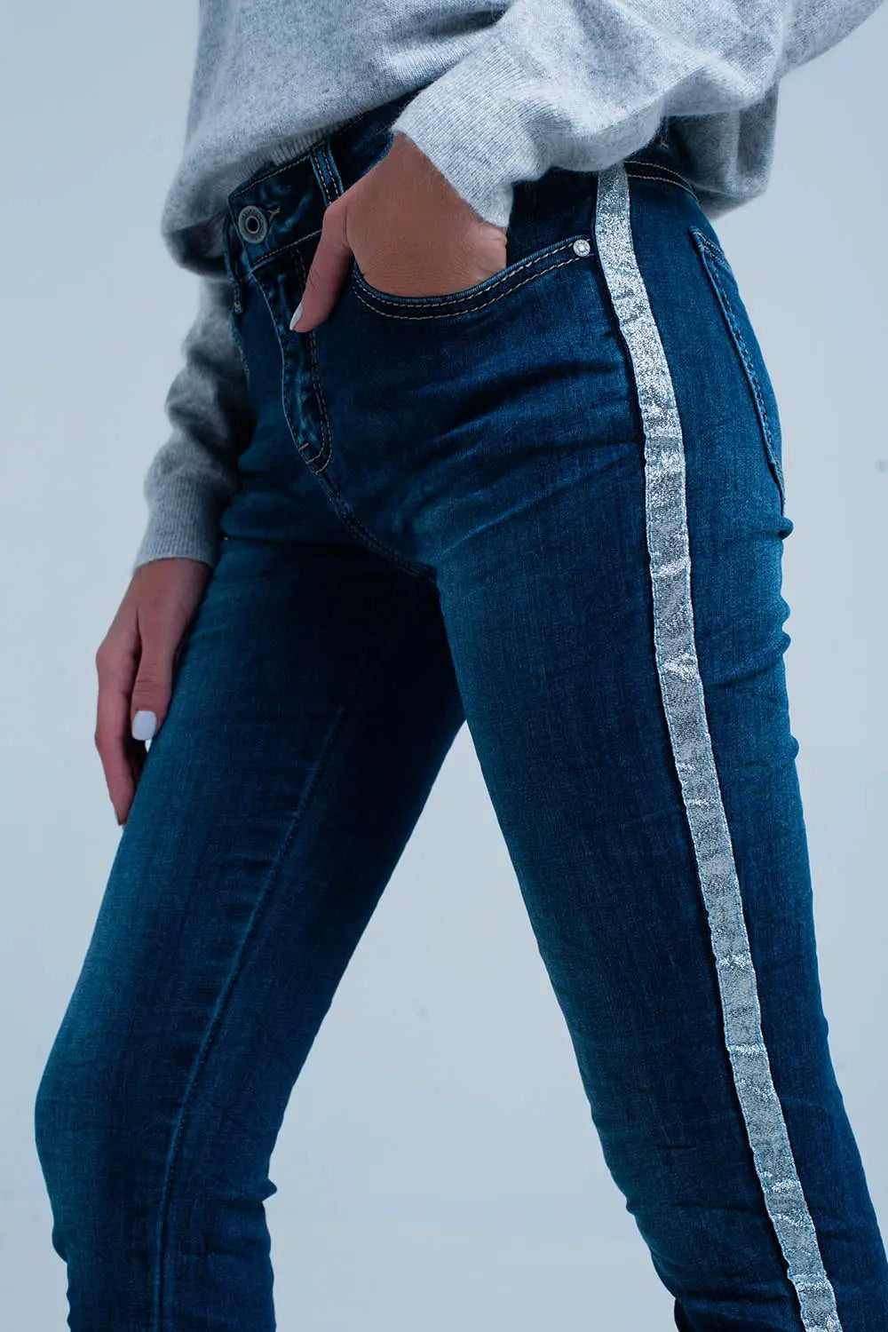 Jean délavé foncé avec rayures latérales brillantes argentées - Pantalons