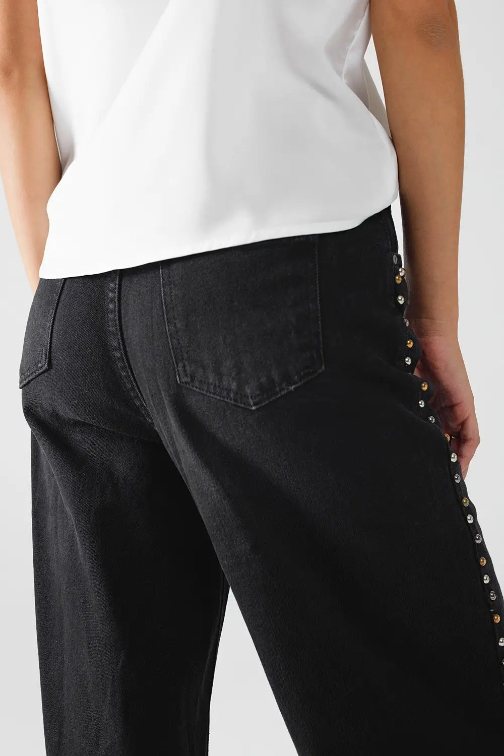Jean droit avec bordure de clous sur le bord de la jambe en noir - Pantalons