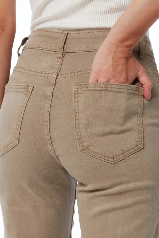 Jean droit avec boutons dorés sur le côté en beige - Pantalons