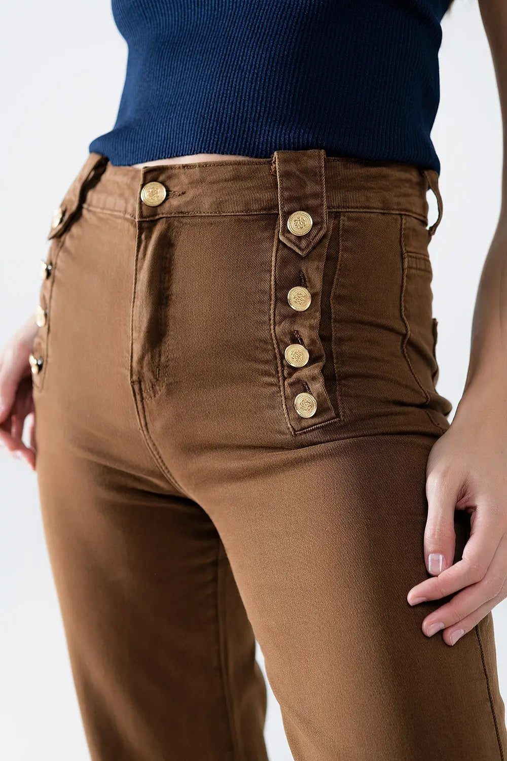 Jean droit avec boutons dorés sur le côté en camel - Pantalons