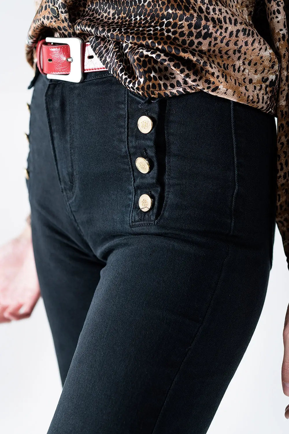 Jean droit avec boutons dorés sur le côté en noir - Pantalons